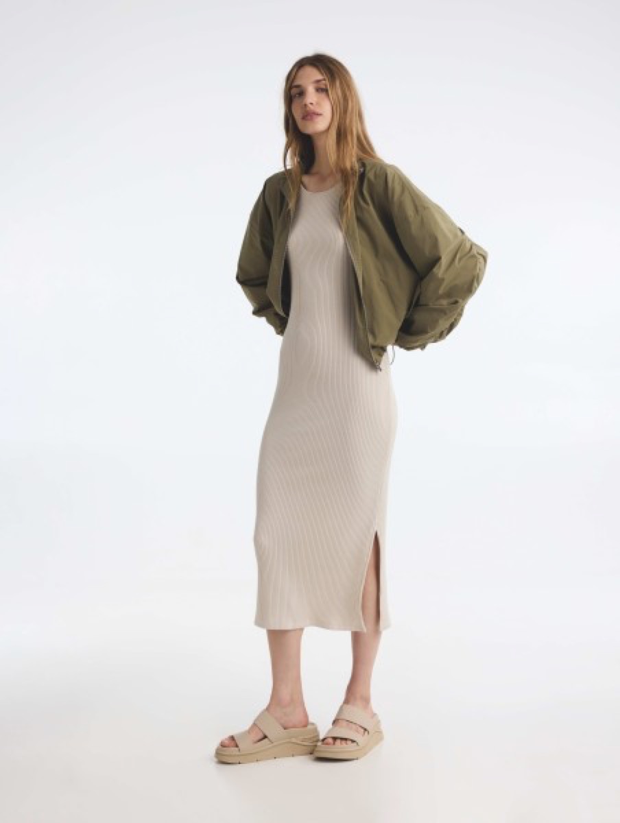 Look mit Kleid und leichter Jacke aus dem sego Sortiment